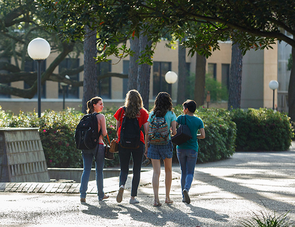 Students walking on campus at ĻӰ